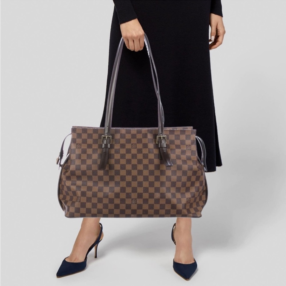 Pre loved authentic Louis Vuitton Chelsea Shoulder Bag